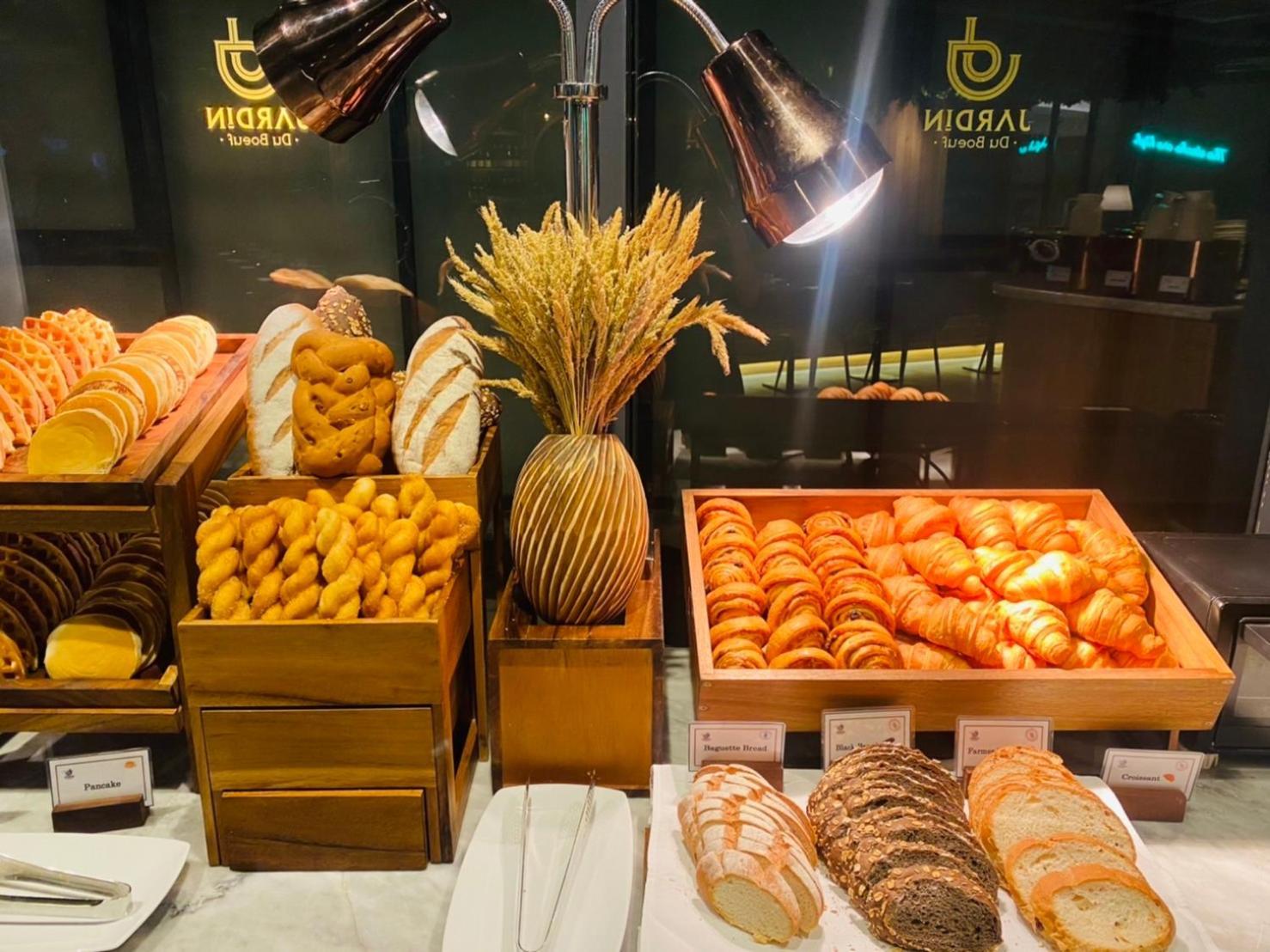 Somerset Rama 9 Bangkok Exteriér fotografie Bread and pastry at a buffet
